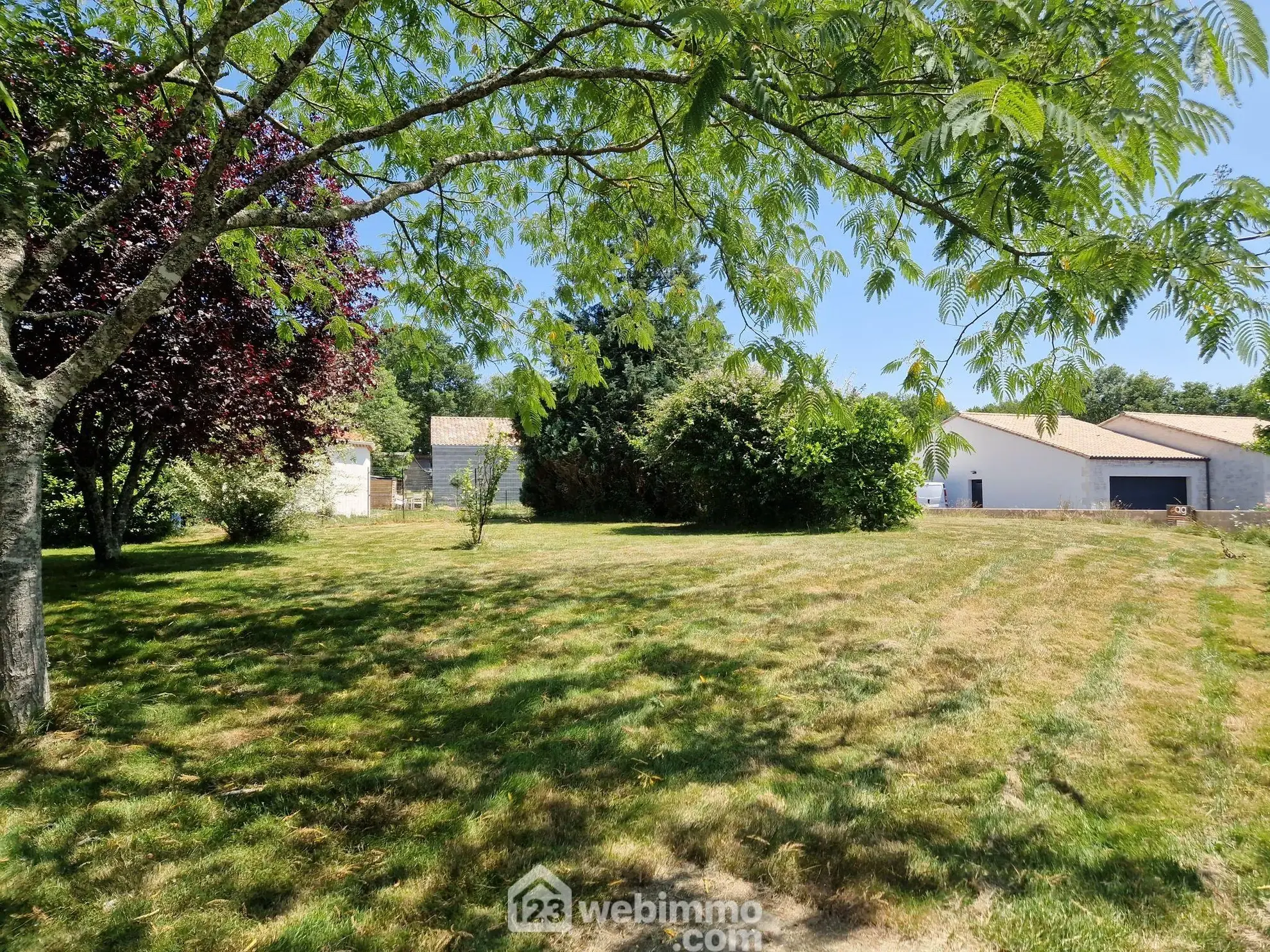 Terrain à bâtir de 583 m² à Beaulieu-Sous-la-Roche, proche école 