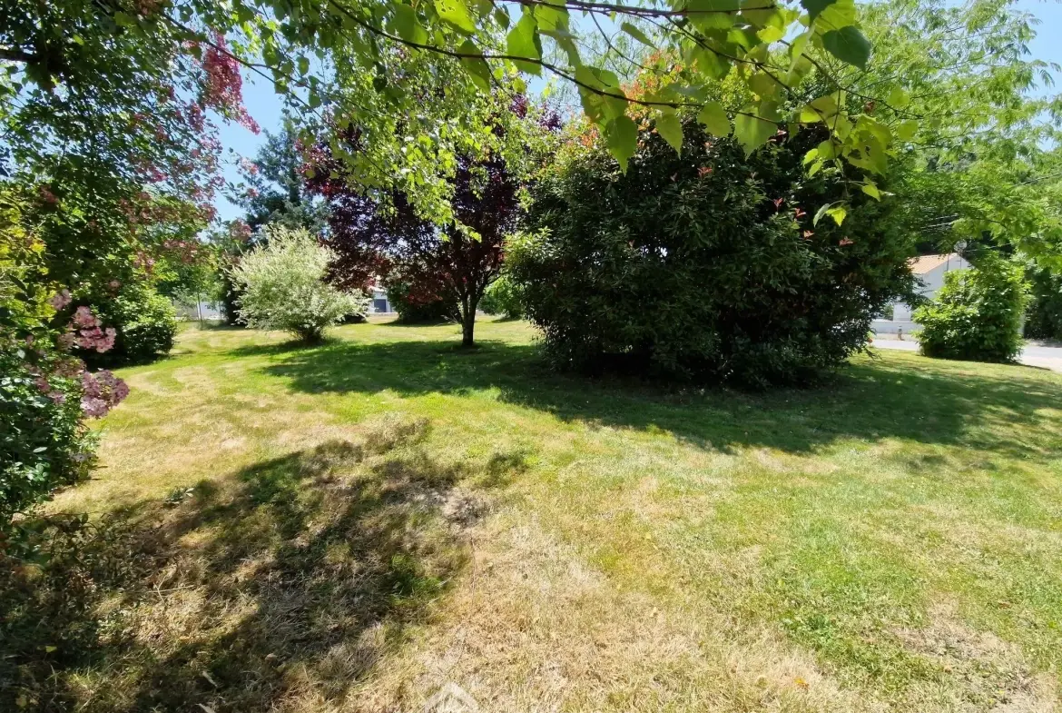 Terrain à bâtir de 583 m² à Beaulieu-Sous-la-Roche, proche école 