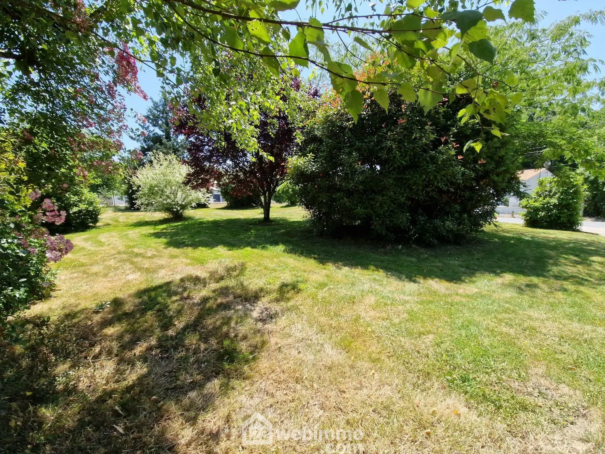 Terrain à bâtir de 583 m² à Beaulieu-Sous-la-Roche, proche école 