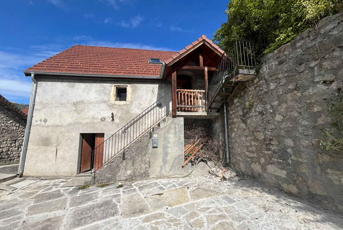 Maison en pierres de 90 m² à Saint Julien en Beauchêne avec terrain et écurie 