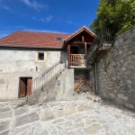 Maison en pierres de 90 m² à Saint Julien en Beauchêne avec terrain et écurie
