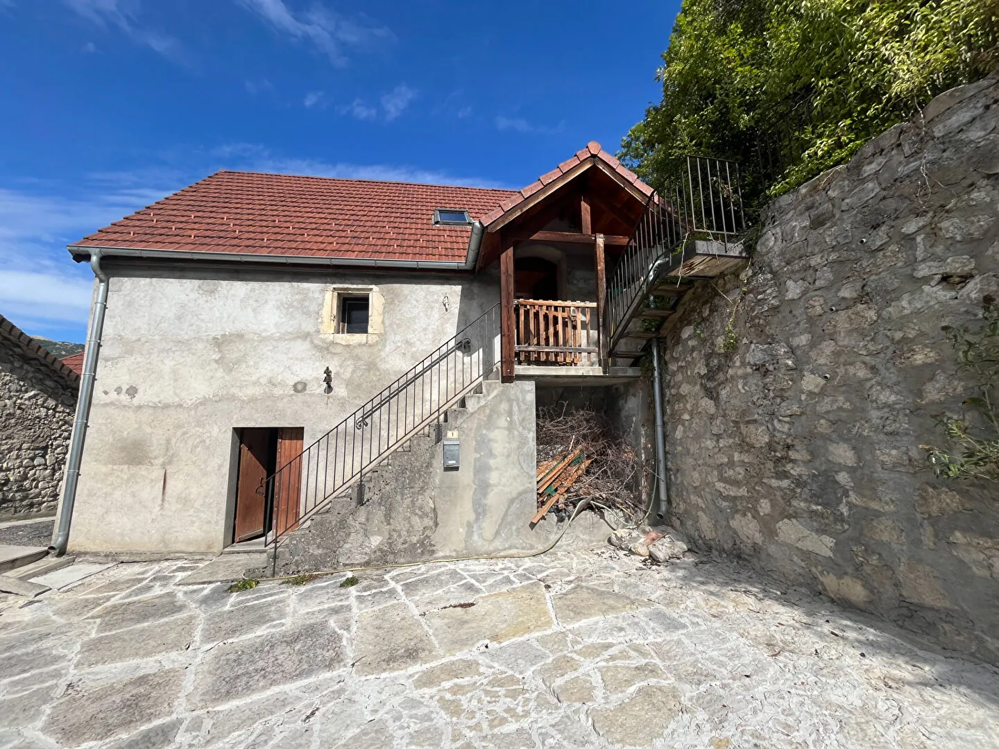 Maison en pierres de 90 m² à Saint Julien en Beauchêne avec terrain et écurie 