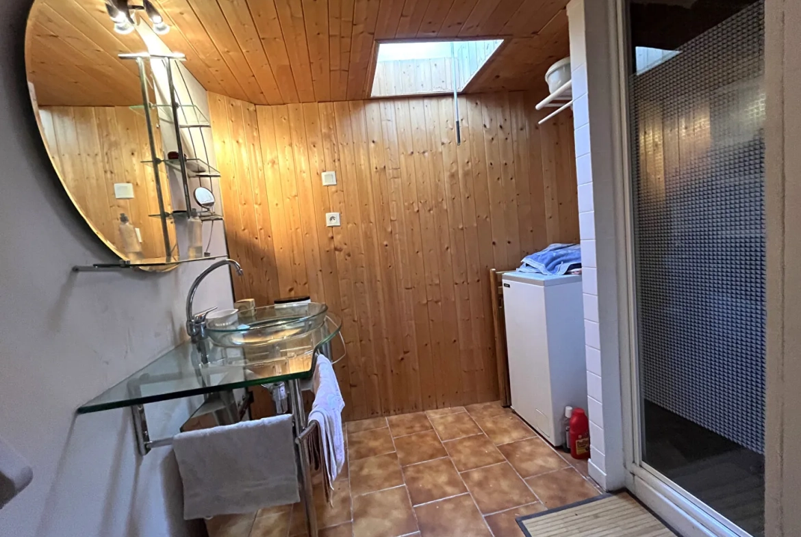 Maison en pierres de 90 m² à Saint Julien en Beauchêne avec terrain et écurie 