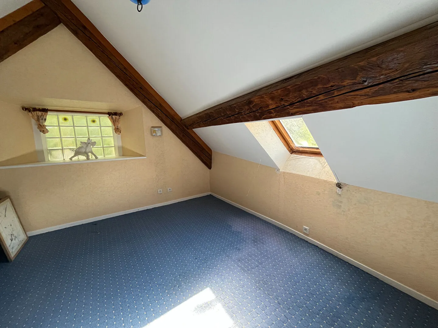 Maison en pierres de 90 m² à Saint Julien en Beauchêne avec terrain et écurie 