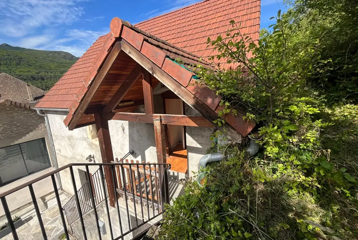 Maison en pierres de 90 m² à Saint Julien en Beauchêne avec terrain et écurie 