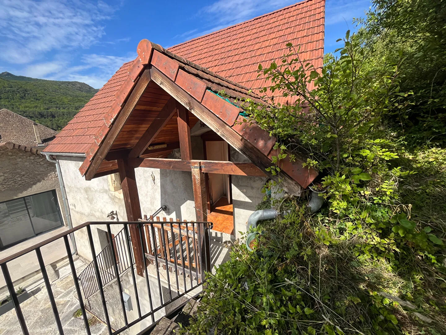 Maison en pierres de 90 m² à Saint Julien en Beauchêne avec terrain et écurie 