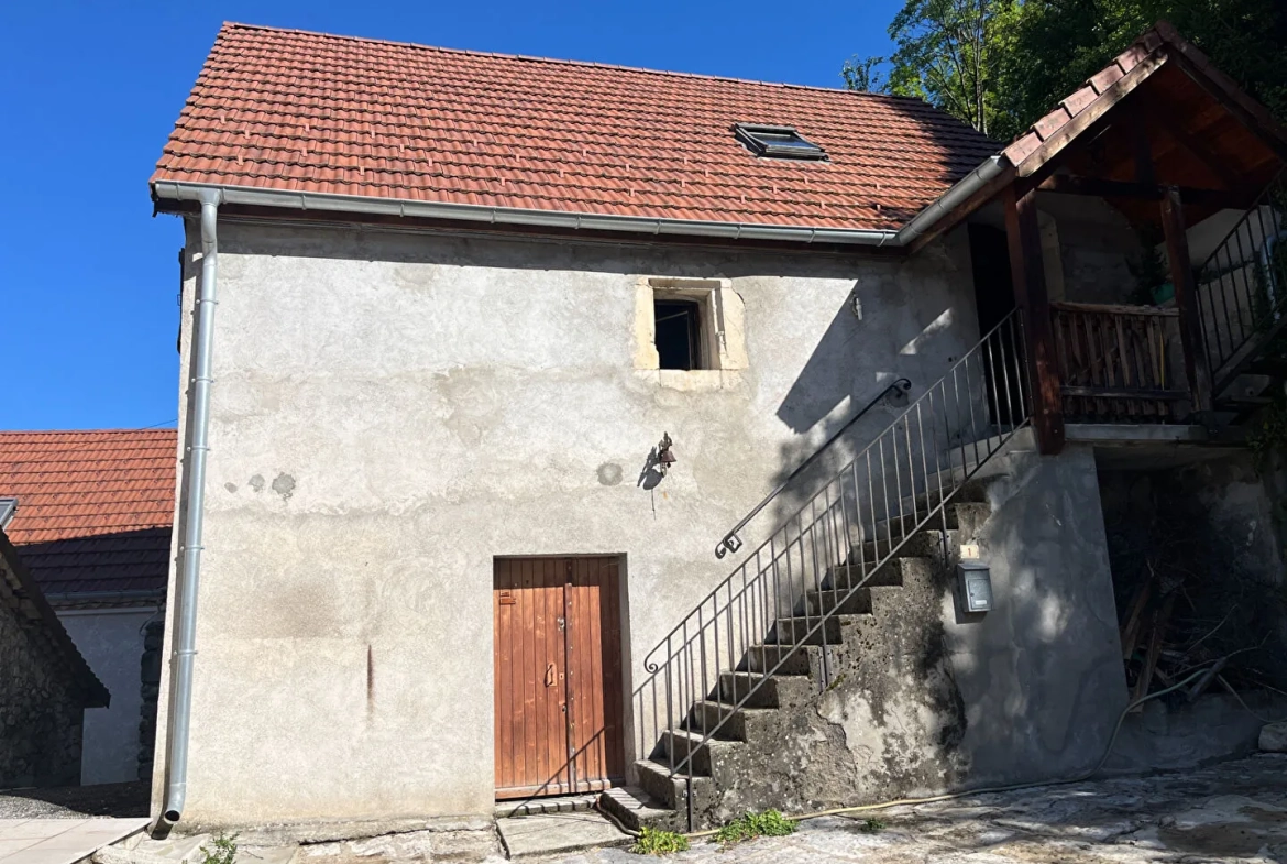 Maison en pierres de 90 m² à Saint Julien en Beauchêne avec terrain et écurie 