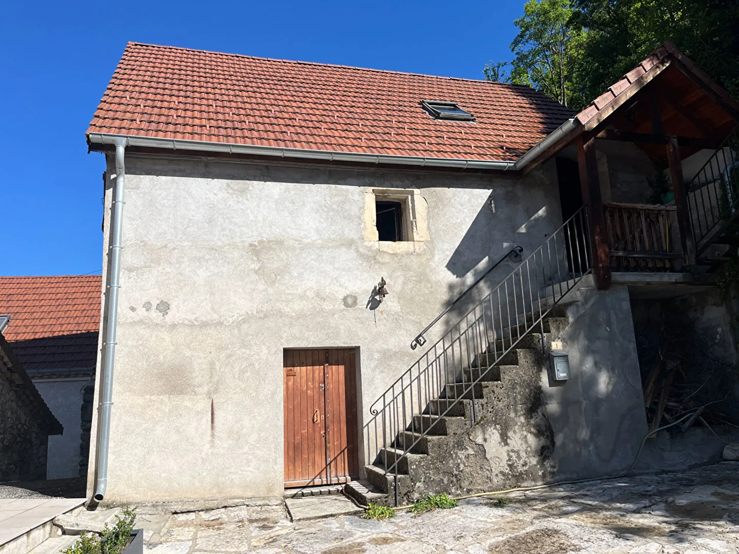 Maison en pierres de 90 m² à Saint Julien en Beauchêne avec terrain et écurie 