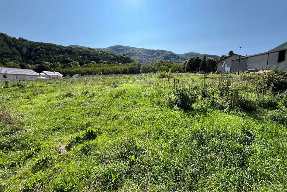Terrain constructible à La Batie Neuve de 695 m² situé dans un secteur calme 