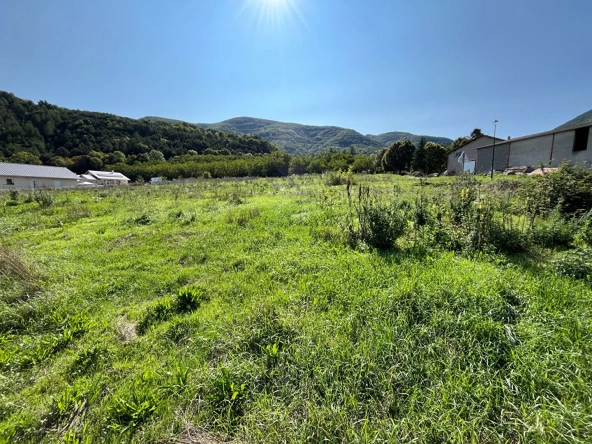 Terrain constructible à La Batie Neuve de 695 m² situé dans un secteur calme