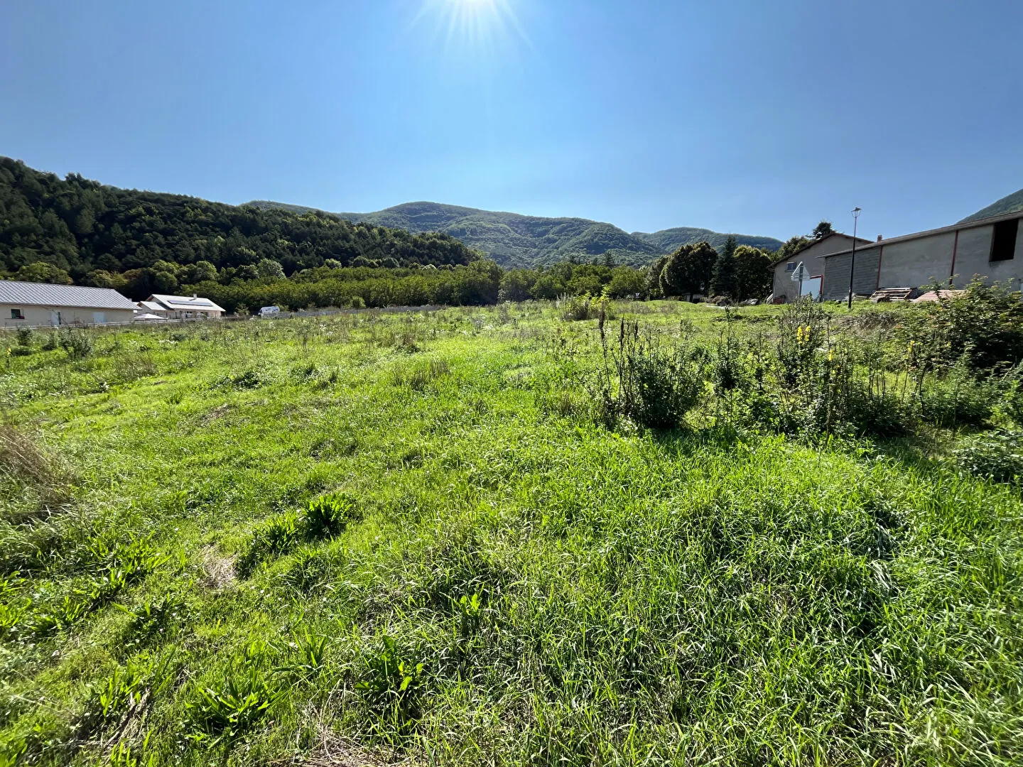 Terrain constructible à La Batie Neuve de 695 m² situé dans un secteur calme 