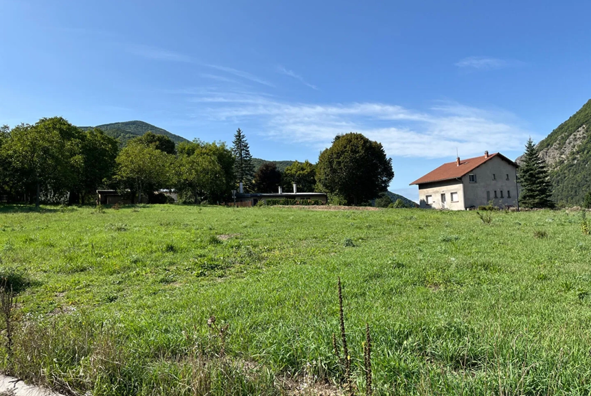 Terrain constructible à La Batie Neuve de 695 m² situé dans un secteur calme 