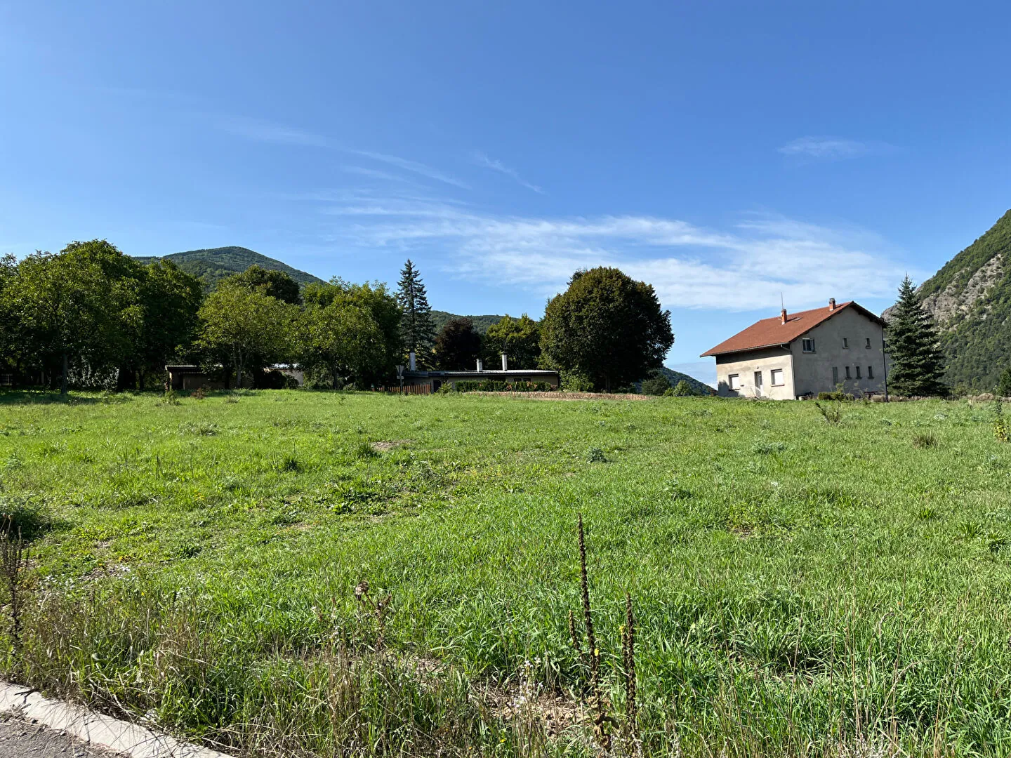 Terrain constructible à La Batie Neuve de 695 m² situé dans un secteur calme 