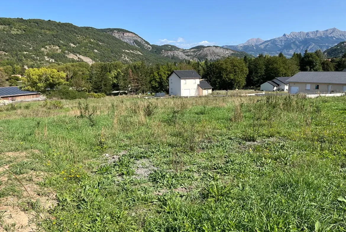 Terrain constructible à La Batie Neuve de 695 m² situé dans un secteur calme 