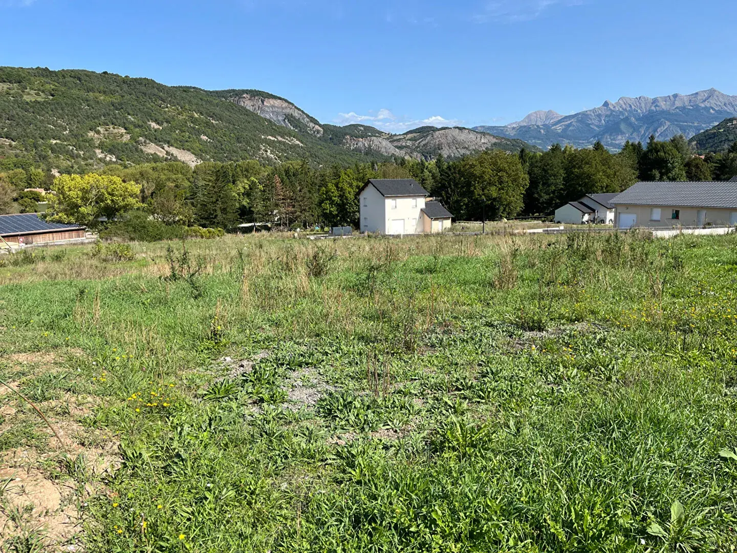 Terrain constructible à La Batie Neuve de 695 m² situé dans un secteur calme 