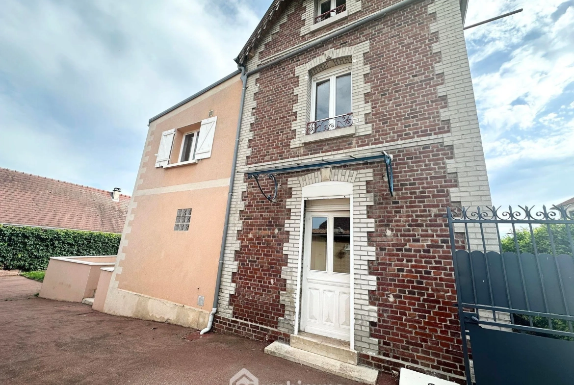 Maison spacieuse de 169 m² à vendre à Couvron-et-Aumencourt, plain-pied avec garage et terrain clos 