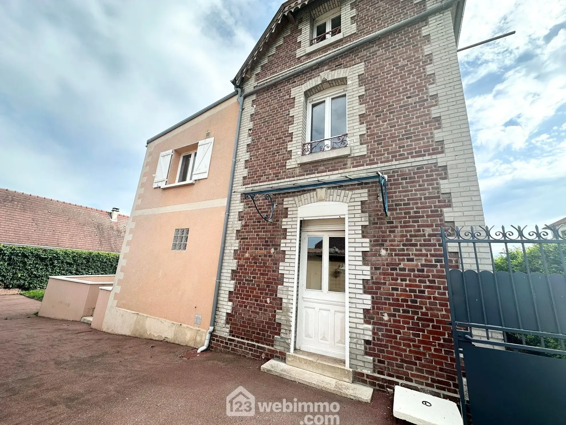 Maison spacieuse de 169 m² à vendre à Couvron-et-Aumencourt, plain-pied avec garage et terrain clos 