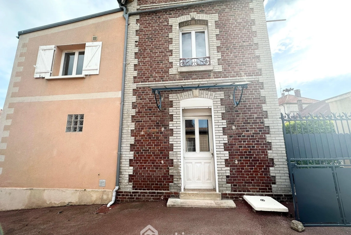 Maison spacieuse de 169 m² à vendre à Couvron-et-Aumencourt, plain-pied avec garage et terrain clos 