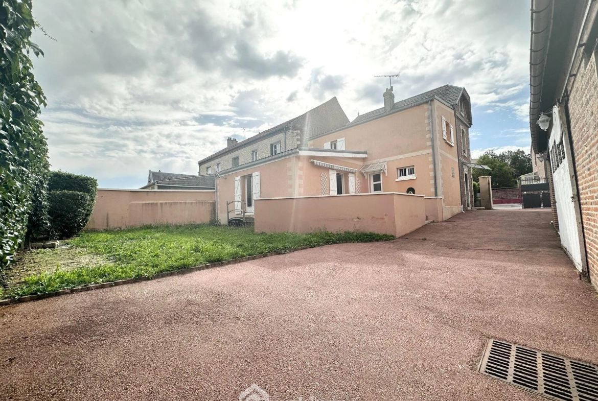 Maison spacieuse de 169 m² à vendre à Couvron-et-Aumencourt, plain-pied avec garage et terrain clos 
