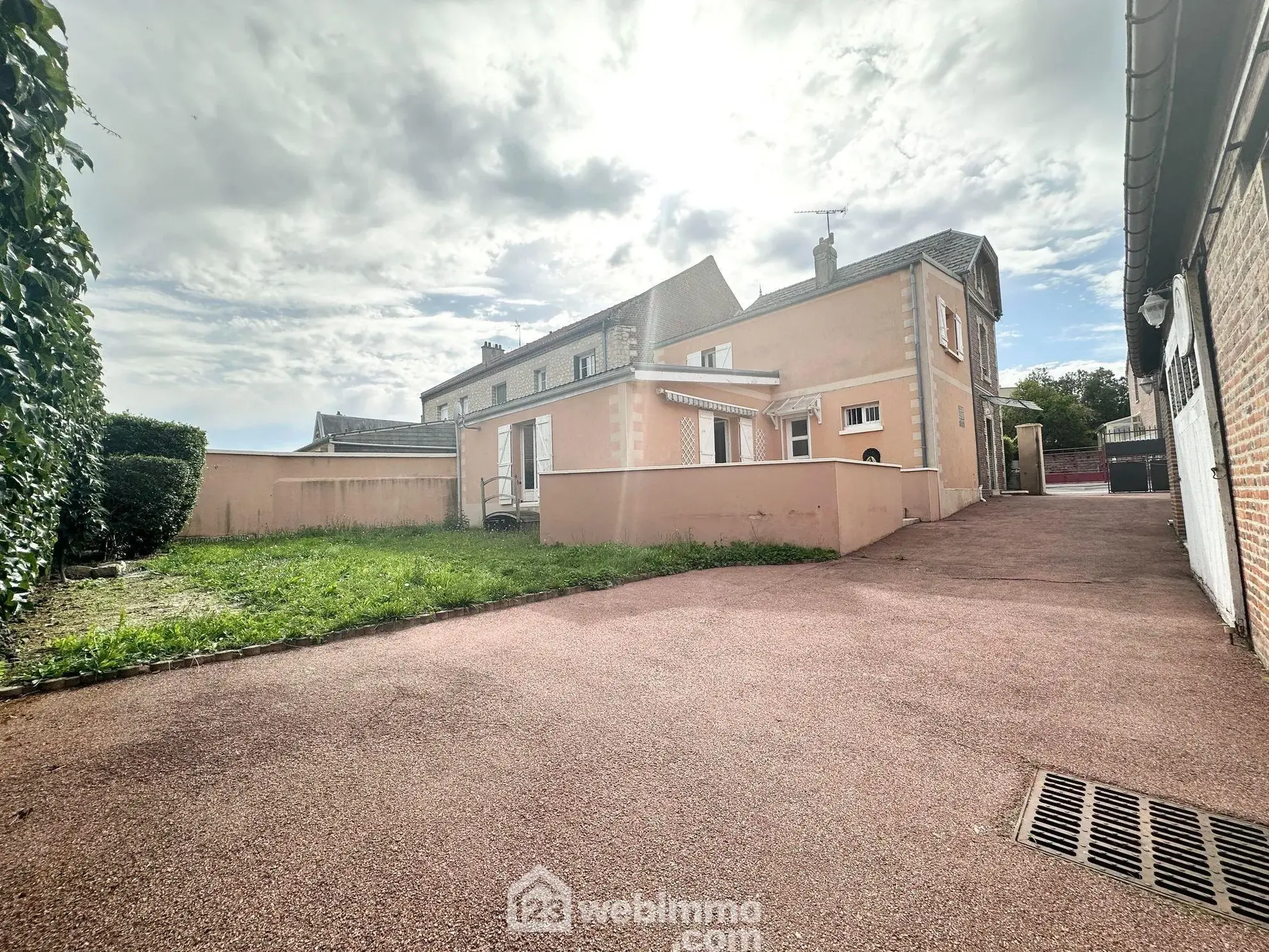 Maison spacieuse de 169 m² à vendre à Couvron-et-Aumencourt, plain-pied avec garage et terrain clos 