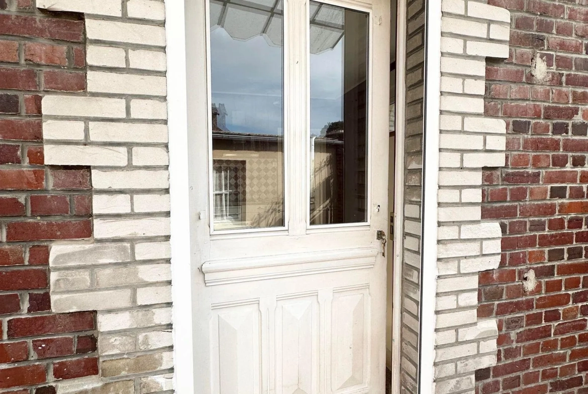 Maison spacieuse de 169 m² à vendre à Couvron-et-Aumencourt, plain-pied avec garage et terrain clos 