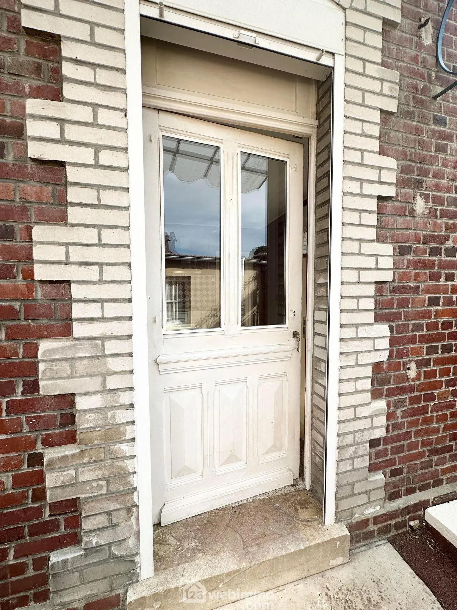 Maison spacieuse de 169 m² à vendre à Couvron-et-Aumencourt, plain-pied avec garage et terrain clos 