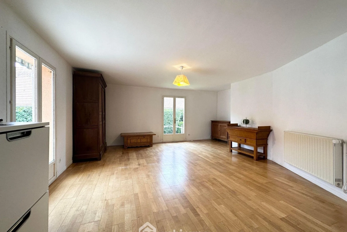 Maison spacieuse de 169 m² à vendre à Couvron-et-Aumencourt, plain-pied avec garage et terrain clos 