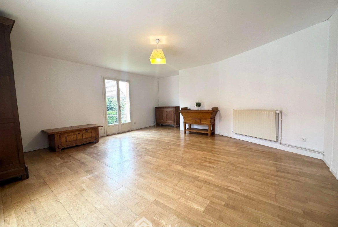 Maison spacieuse de 169 m² à vendre à Couvron-et-Aumencourt, plain-pied avec garage et terrain clos 