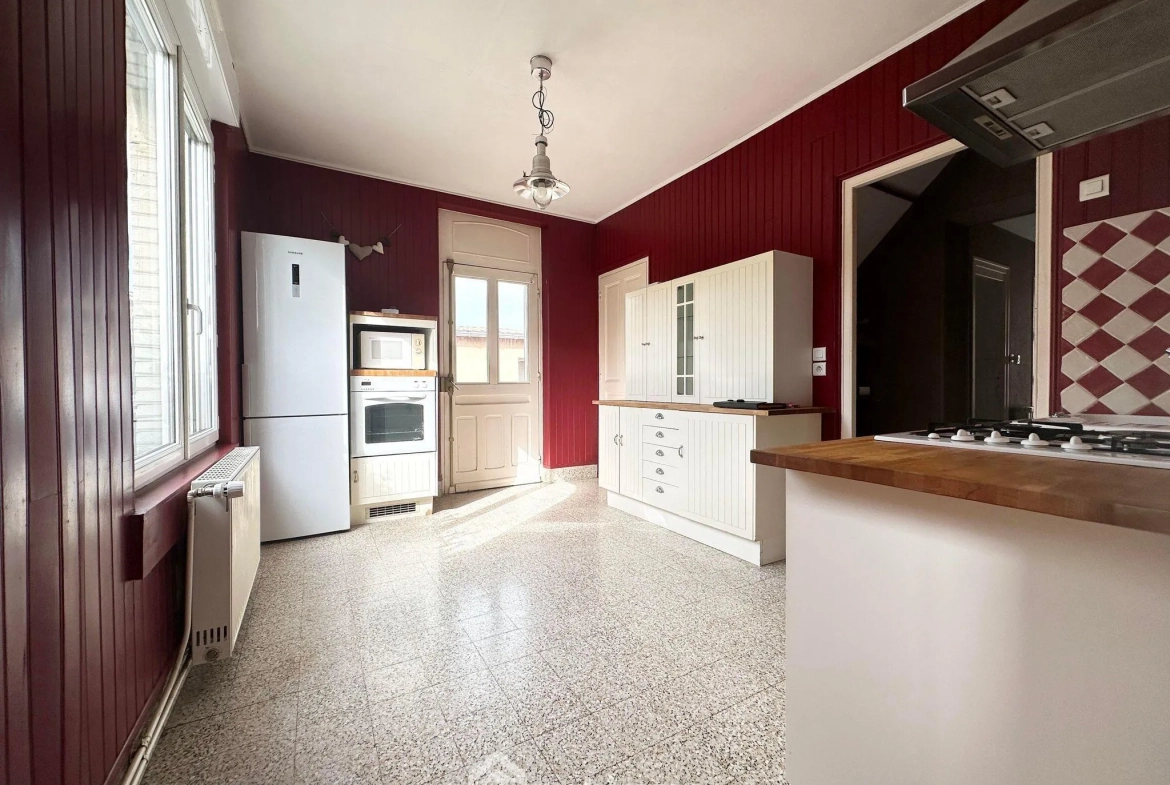 Maison spacieuse de 169 m² à vendre à Couvron-et-Aumencourt, plain-pied avec garage et terrain clos 
