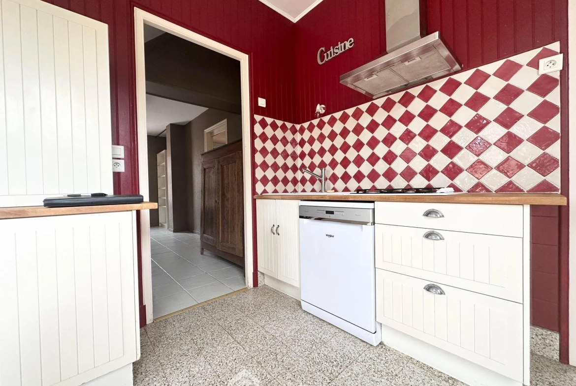 Maison spacieuse de 169 m² à vendre à Couvron-et-Aumencourt, plain-pied avec garage et terrain clos 
