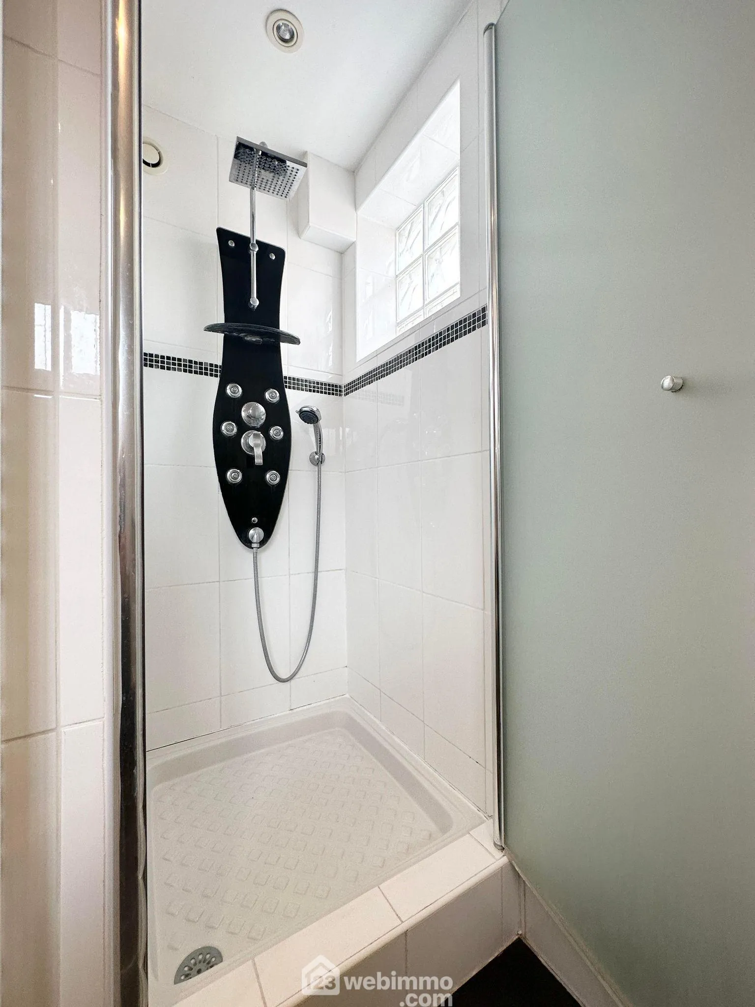 Maison spacieuse de 169 m² à vendre à Couvron-et-Aumencourt, plain-pied avec garage et terrain clos 