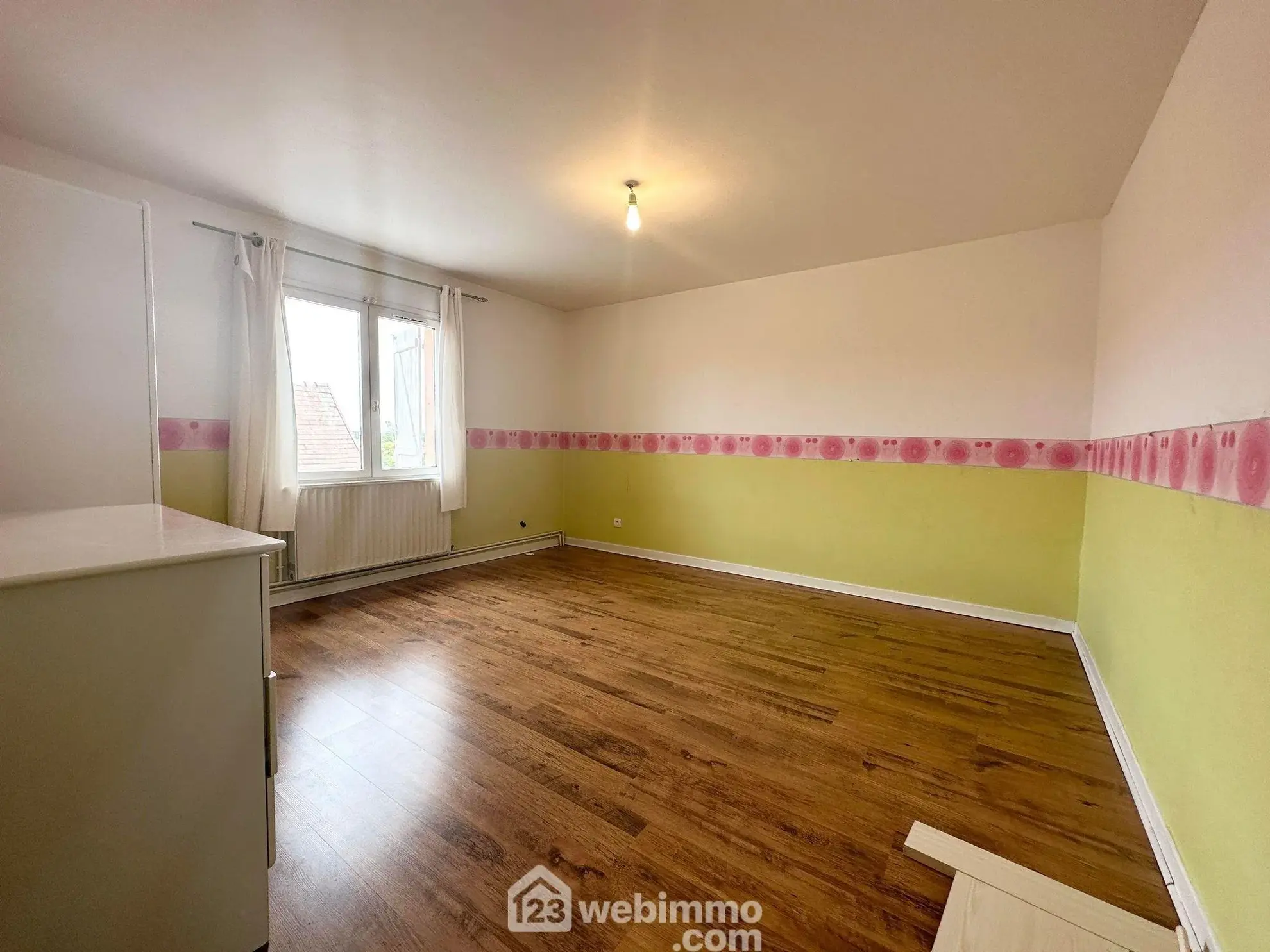 Maison spacieuse de 169 m² à vendre à Couvron-et-Aumencourt, plain-pied avec garage et terrain clos 