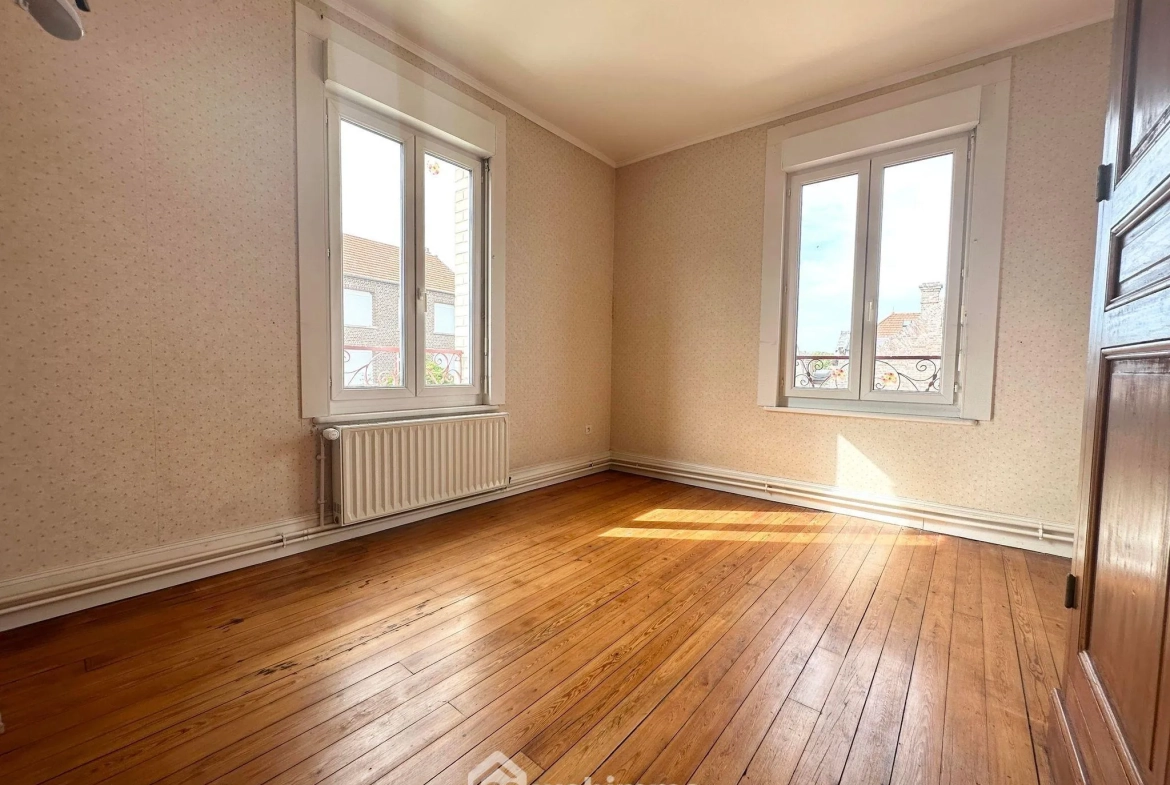 Maison spacieuse de 169 m² à vendre à Couvron-et-Aumencourt, plain-pied avec garage et terrain clos 