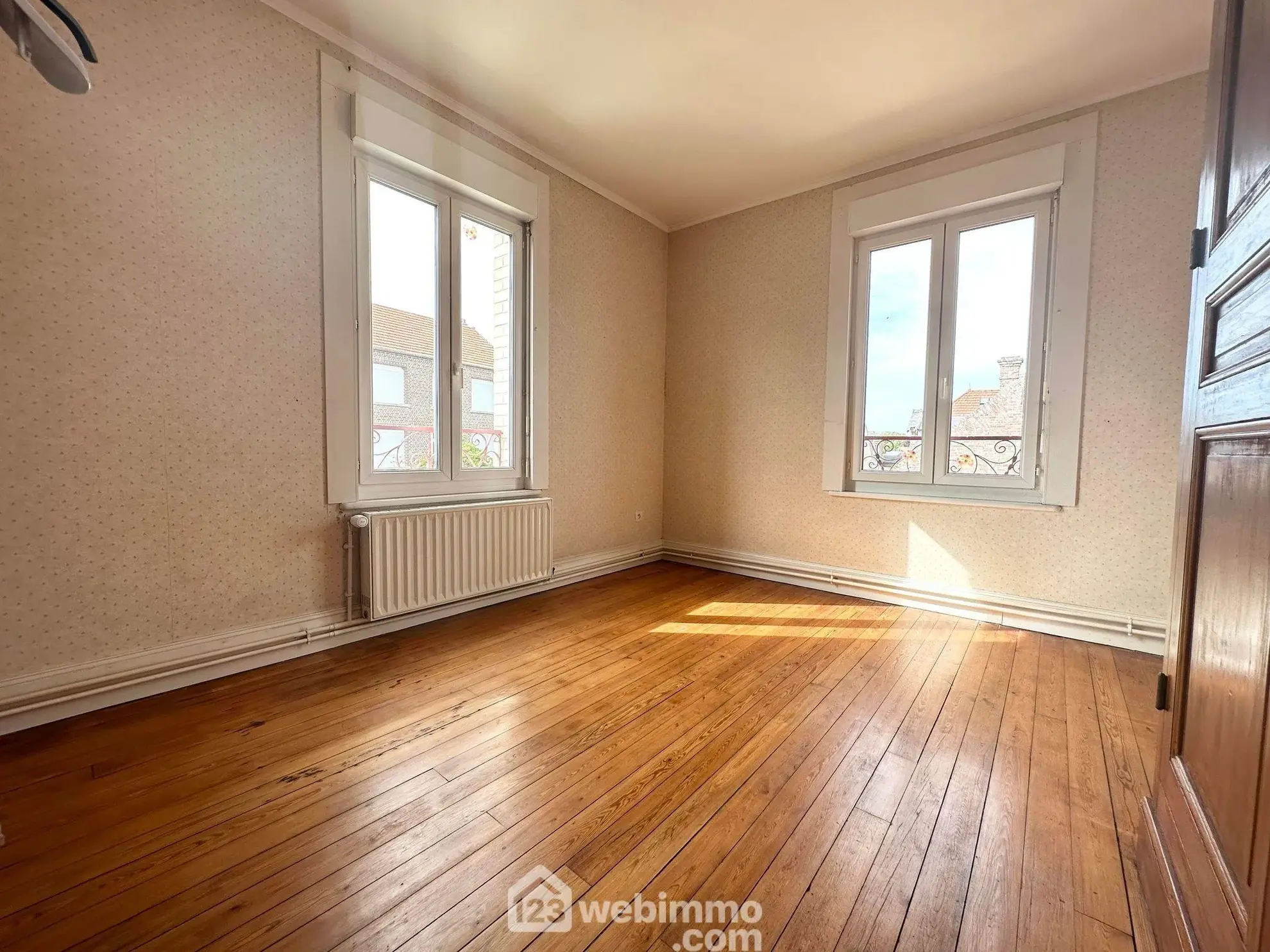 Maison spacieuse de 169 m² à vendre à Couvron-et-Aumencourt, plain-pied avec garage et terrain clos 