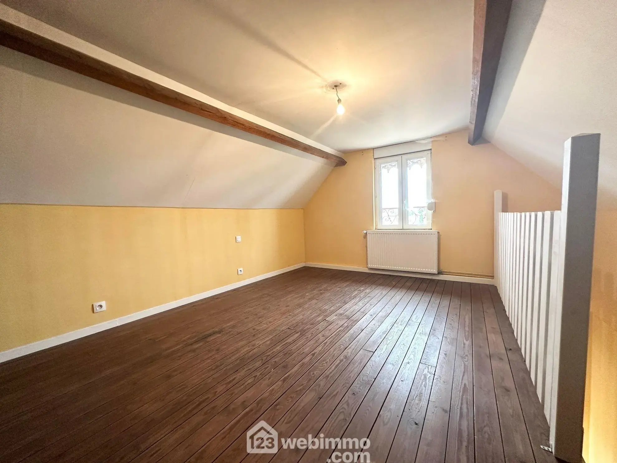 Maison spacieuse de 169 m² à vendre à Couvron-et-Aumencourt, plain-pied avec garage et terrain clos 