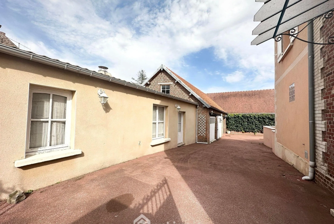 Maison spacieuse de 169 m² à vendre à Couvron-et-Aumencourt, plain-pied avec garage et terrain clos 