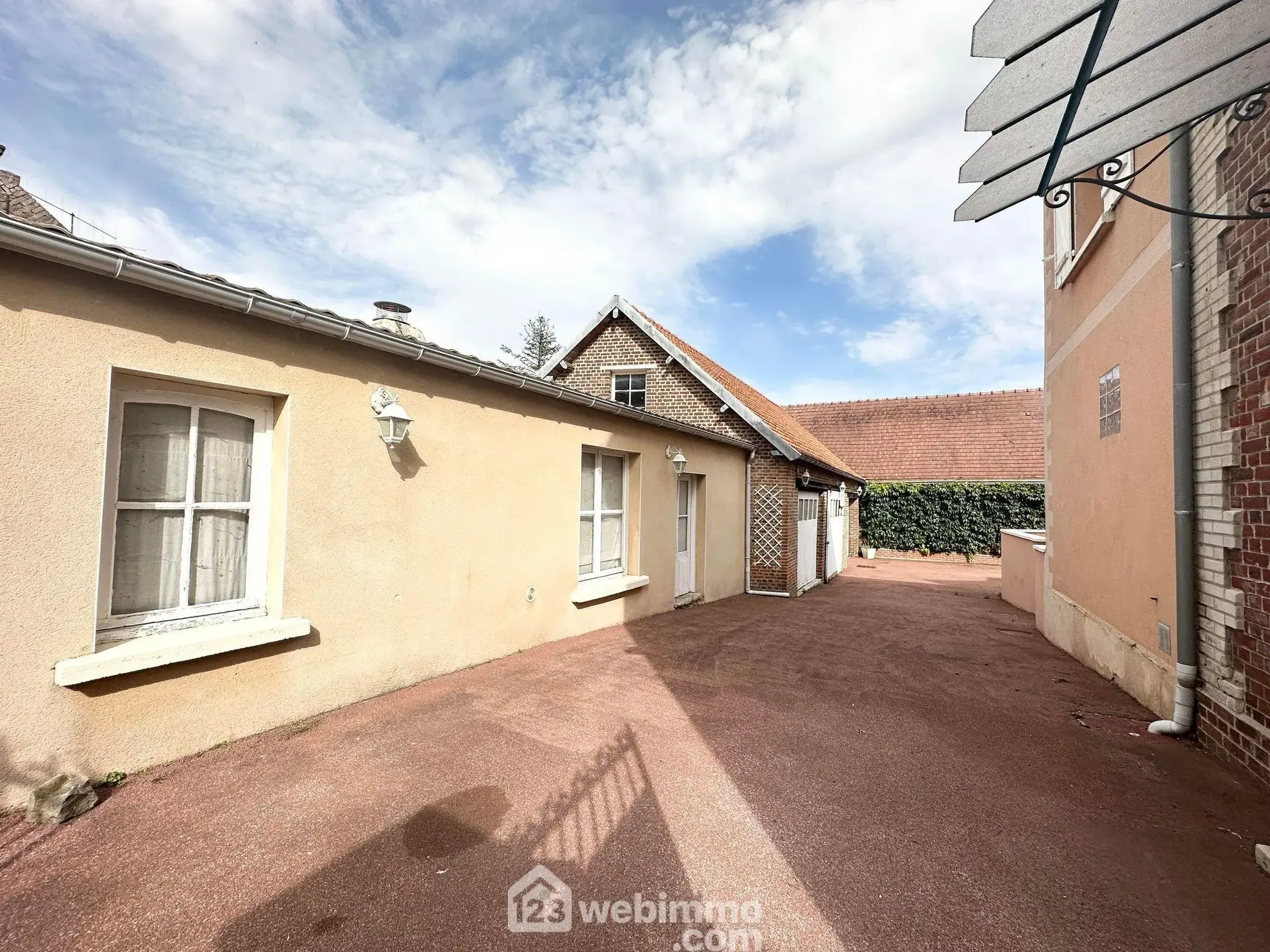 Maison spacieuse de 169 m² à vendre à Couvron-et-Aumencourt, plain-pied avec garage et terrain clos 