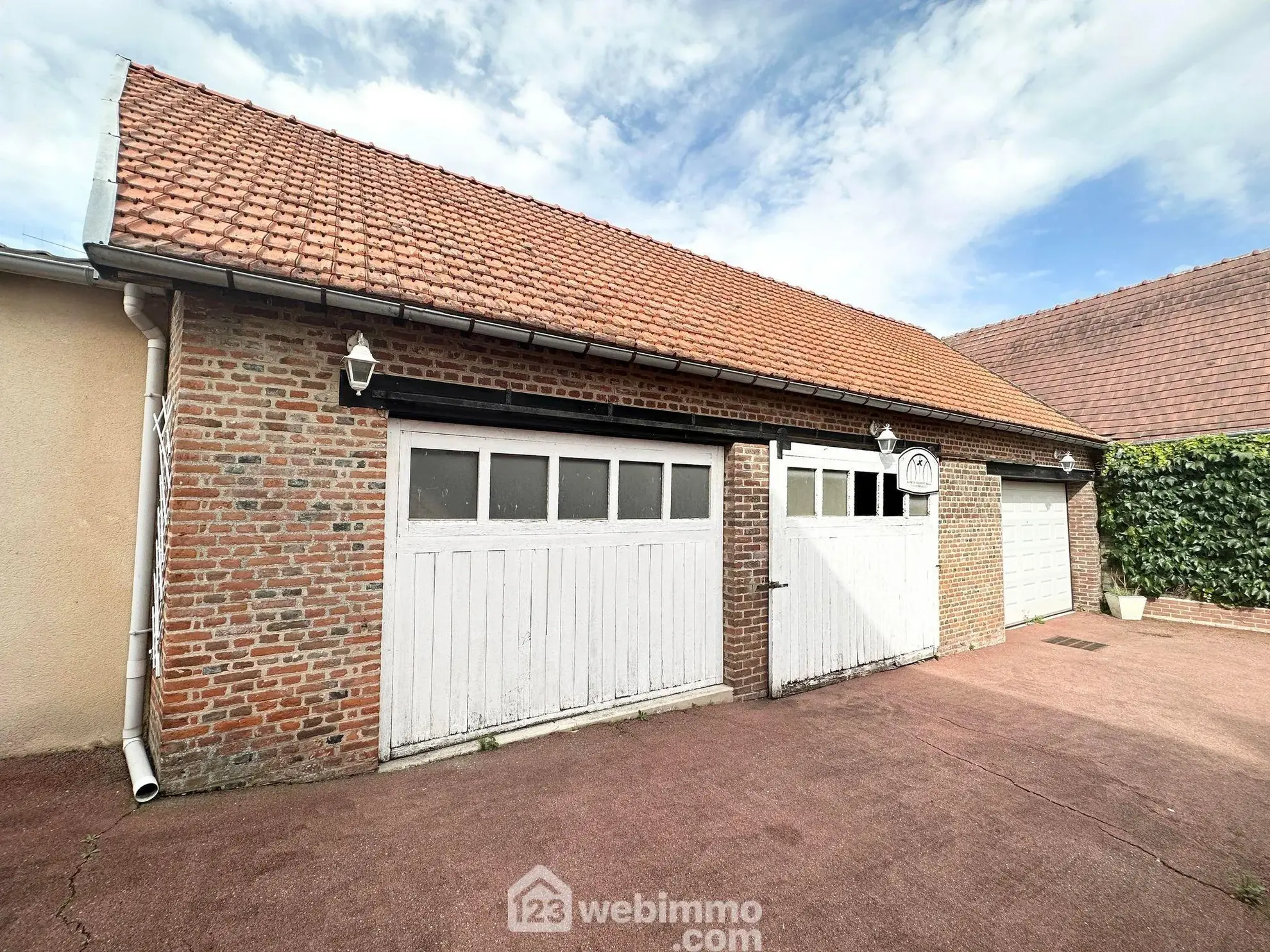 Maison spacieuse de 169 m² à vendre à Couvron-et-Aumencourt, plain-pied avec garage et terrain clos 