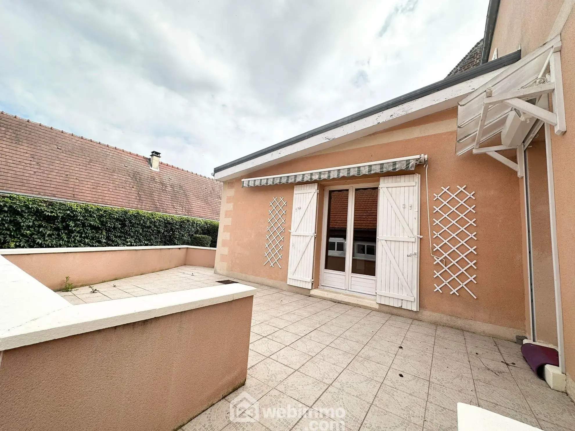 Maison spacieuse de 169 m² à vendre à Couvron-et-Aumencourt, plain-pied avec garage et terrain clos 