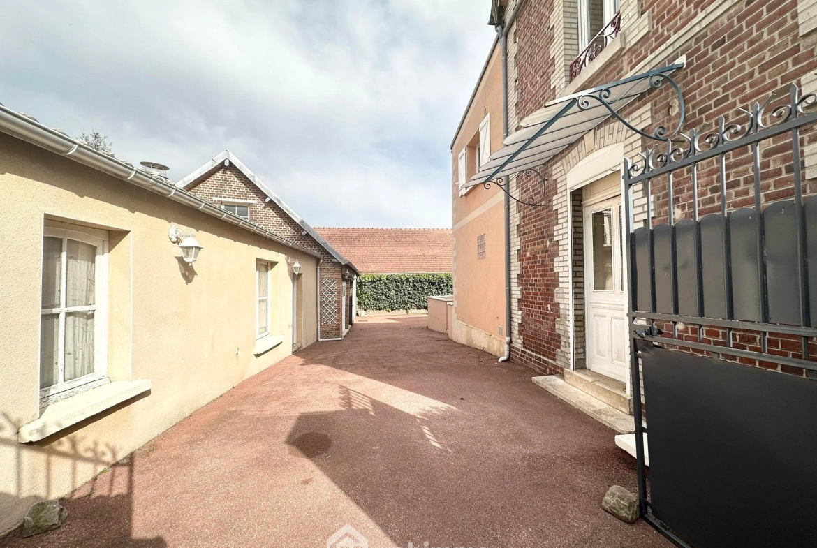 Maison spacieuse de 169 m² à vendre à Couvron-et-Aumencourt, plain-pied avec garage et terrain clos 