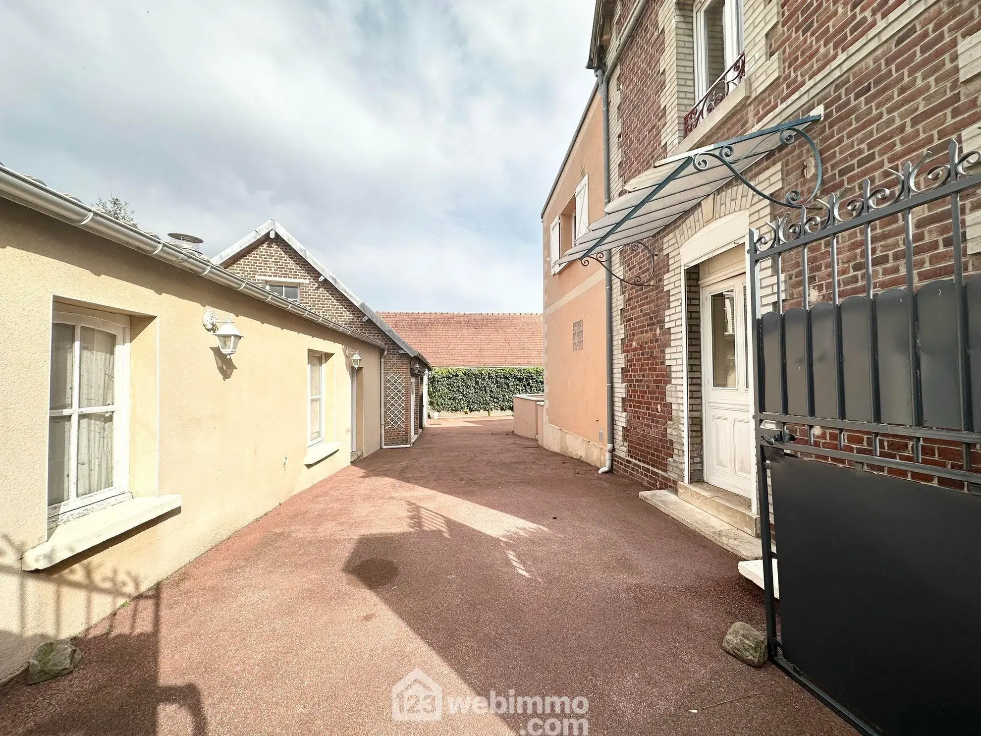 Maison spacieuse de 169 m² à vendre à Couvron-et-Aumencourt, plain-pied avec garage et terrain clos 