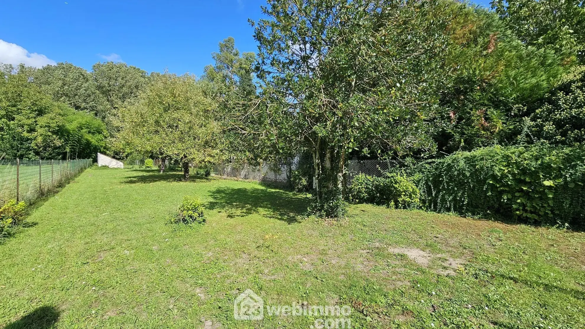 Terrain constructible de 781 m² à Vayres-sur-Essonne avec source naturelle 