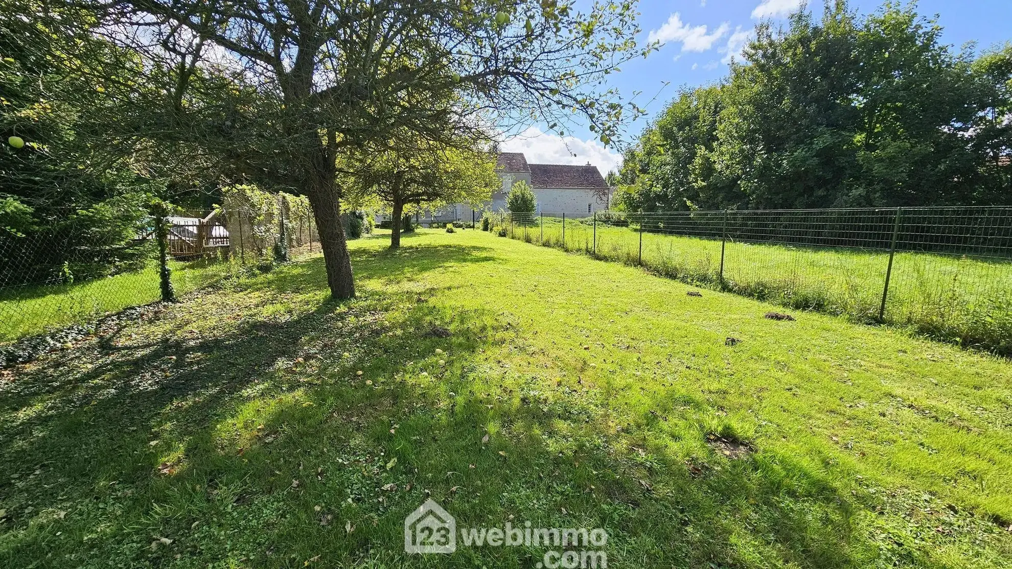 Terrain constructible de 781 m² à Vayres-sur-Essonne avec source naturelle 