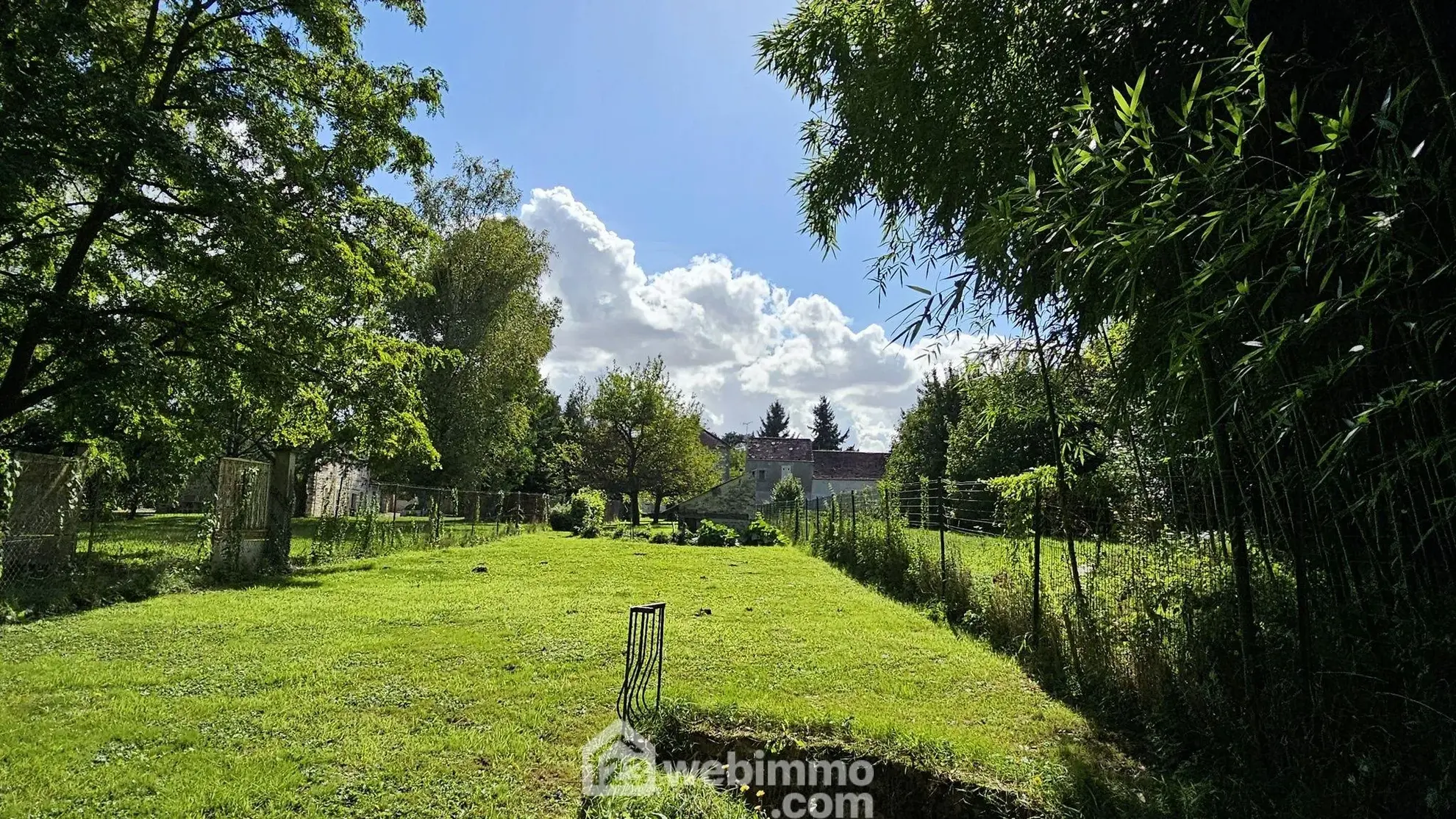 Terrain constructible de 781 m² à Vayres-sur-Essonne avec source naturelle 