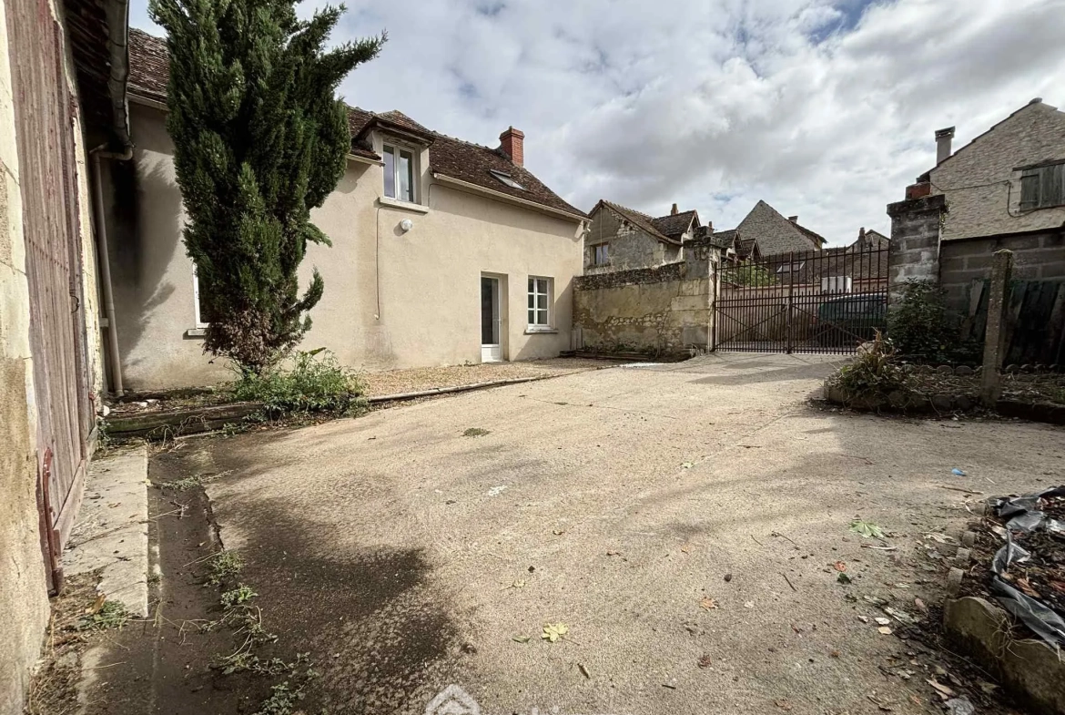 Maison en pierre à Les Ormes de 94m² avec jardin et dépendances 
