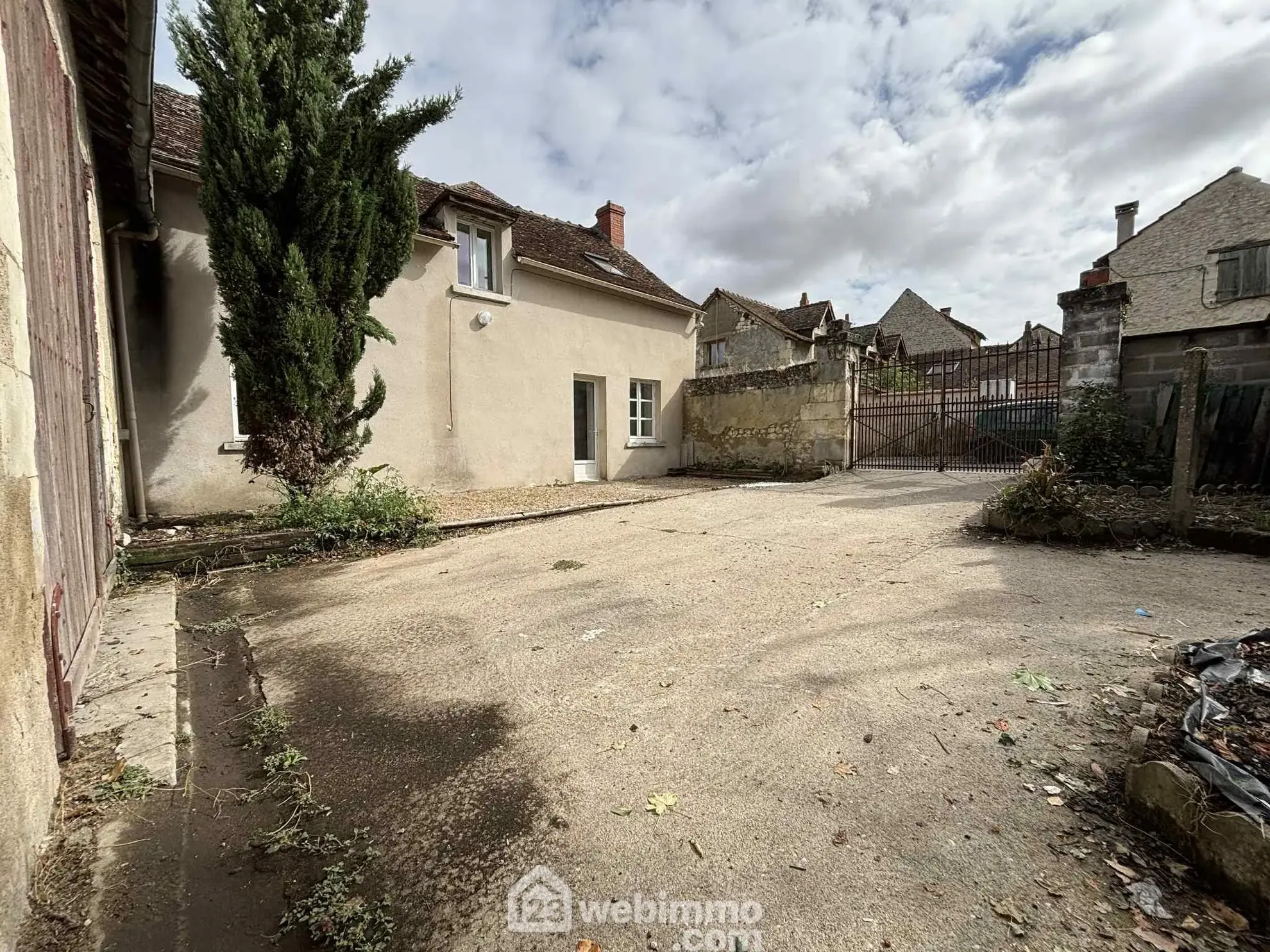 Maison en pierre à Les Ormes de 94m² avec jardin et dépendances 