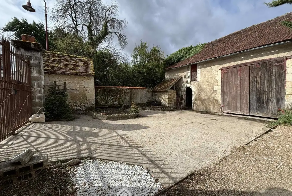 Maison en pierre à Les Ormes de 94m² avec jardin et dépendances 