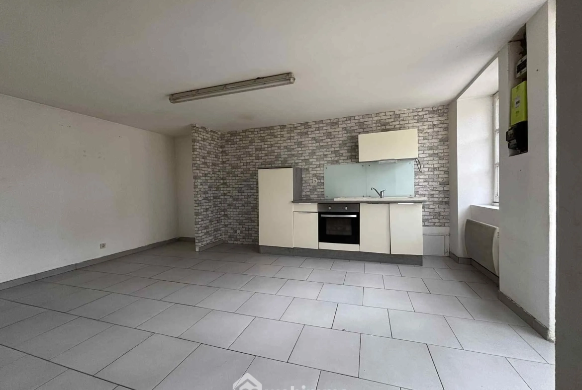 Maison en pierre à Les Ormes de 94m² avec jardin et dépendances 