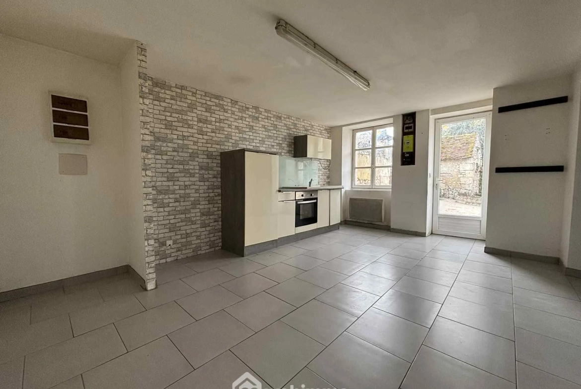 Maison en pierre à Les Ormes de 94m² avec jardin et dépendances 