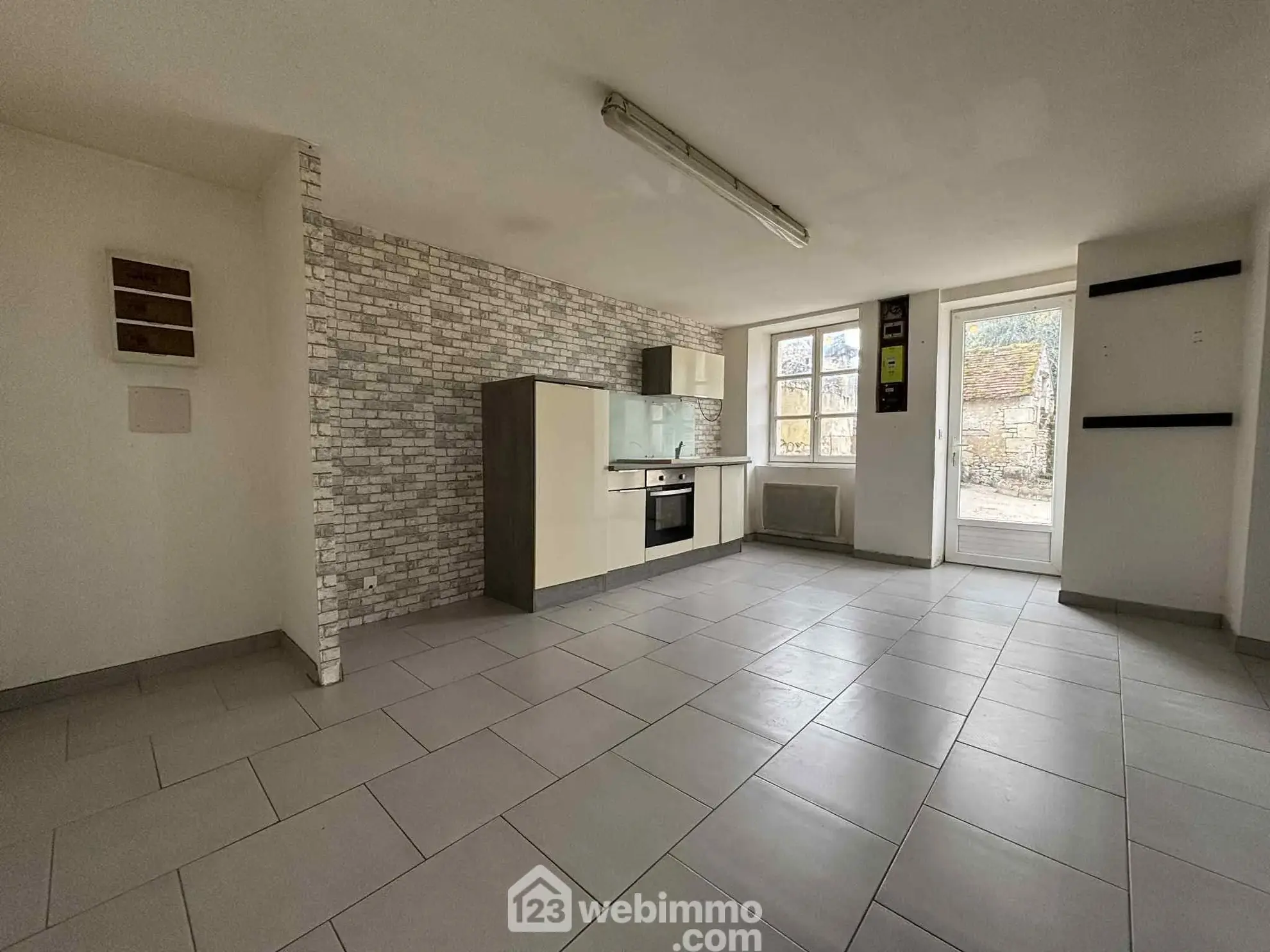 Maison en pierre à Les Ormes de 94m² avec jardin et dépendances 